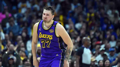 “He’s so unserious”: Fans react as cameras capture Luka Doncic’s playful attempt to eavesdrop on LA Clippers’ huddle